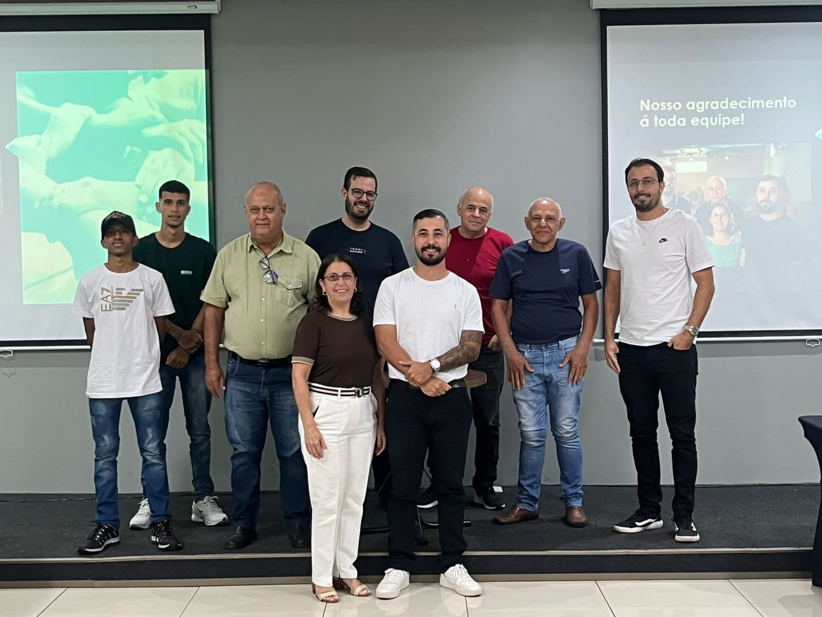 Equipe completa da Grupo Elo reunida em evento interno de agradecimento